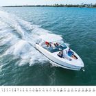 6 und Kalendertage Juni; Ein Boot mit mehreren Personen fährt schnell auf offenem Wasser, Küste im Hintergrund.