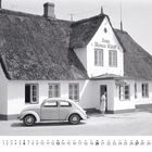 "Zum Roten Kliff", reetgedecktes Haus, Frau am Eingang, altes Auto davor. Kalender mit Juni-Daten unten.