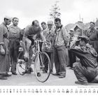 Tour de France 1951, 07. Etappe, Fiorenzo Magni (Italien), La Guerche - Angers; Radfahrer von umstehenden Männern beobachtet.
