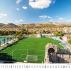 "6, Kroatien - Dalmatien - Trogir" darunter ein Fußballplatz am Wasser mit Stadt und Bergen im Hintergrund.