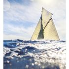 06, segelndes Boot auf glitzerndem Wasser, sonniger Himmel, Kalenderdarstellung.