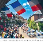 6 (Kalenderdatum). Radfahrer rasen durch eine gepflasterte Straße, gesäumt von jubelnden Zuschauern und französischen Fahnen.