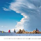 Kalender mit der Nummer 6. Segelboote im Meer vor Felsen unter dramatischem Himmel.
