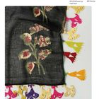 E07.2: Offener Rand, zweidimensionale Oya, wenige Farben. Schwarzer Stoff mit Blumenmuster und bunter Häkelbordüre.