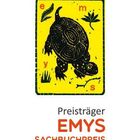 "Preisträger EMYS SACHBUCHPREIS". Gelbes Schild mit schwarzer Schildkröte und Naturmotiven, Buchstaben "e", "m", "y", "s".