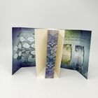 "Entfülle die Geheimnisse der Burnham Dynasty." Faltprospekt mit Buchrücken, genealogischem Baum und Buchcovern.