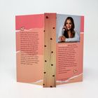 Links: Text über Mila und Juno mit ihrer Sommerparty und Veränderungen. Rechts: Maxine Reuker, Kurzbiografie und Social-Media-Links.