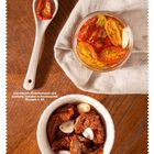 Getrocknete Kirschtomaten und Gedörrte Tomaten in Knoblauchöl. Ein Glas mit marinierten Tomaten, Teller mit getrockneten Tomaten.