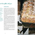 Der Text erklärt ein Rezept für "Sweet buns filled with jam" mit Zutaten und Anweisungen. Rechts sind Brötchen in einer Pfanne.