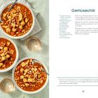"Gemüsechili" Rezept: Zutaten wie Bohnen, Karotten und Pastinaken. Tipp: Bohnen und Gemüse nach Verfügbarkeit variieren. Links vier Schalen mit Eintopf und Gläser.