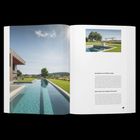 „Sportbecken mit 25 Meter Länge“. Doppelseite mit großem Pool, Haus und Garten im Hintergrund mit Bäumen und klarem Himmel.