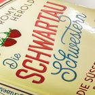 Text: "ROMY HEROLD", "Die SCHWARTAU Schwestern", "DIE SÜSSE DES LEBENS". Erdbeeren und Bild von Frauen.