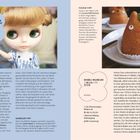 **Linke Seite:**

ANIME, MANGA & SAMMLERSTÜCKE

Mandarake

Blythe-Puppen

**Rechte Seite:**

FOODIE-TIPP

GHIBLI-MUSEUM

Tokyo Popkultur

**Beschreibung:**

Links: Eine Puppe mit großen Augen.  
Rechts: Totoro-Gebäck auf einem Teller.