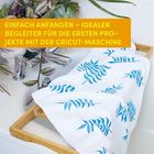 Text: "EINFACH ANFANGEN – IDEALER BEGLEITER FÜR DIE ERSTEN PROJEKTE MIT DER CRICUT-MASCHINE." Ein Holzgestell mit Tuch im Bad.