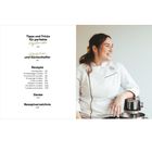 Links: Inhaltsverzeichnis mit Tipps, Tricks, Utensilien und Rezepten. Rechts: Frau in weißer Kochjacke, lächelnd neben einem Mixer.