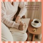 "Mach es dir gemütlich, spitze deinen Bleistift und löse den Fall!" Frau schreibt in Notizbuch, daneben eine Tasse Kaffee.
