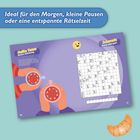 Ein blaues Banner sagt: „Ideal für den Morgen, kleine Pausen oder eine entspannte Rätselzeit“. Illustration mit Tassen und Kreuzworträtsel.