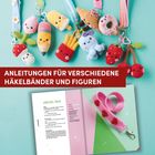 ANLEITUNGEN FÜR VERSCHIEDENE HÄKELBÄNDER UND FIGUREN. Farbige, gehäkelte Schlüsselanhänger und Buchseite mit Anleitung.
