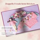 "Doppelte Freude beim Stricken." Zwei Pullover mit Blumenmuster, und eine passende gestrickte Puppe daneben.