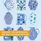 Text: "Geeignet für Anfänger:innen und Fortgeschrittene". Neun stilisierte, blau-weiße Vasen mit floralen Mustern.