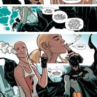 Eine Frau mit Zigaretten spricht mit einem Mann in einem schwarzen Kostüm. Sie tragen Handschuhe und sind auf einem Dach.