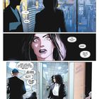 Zwei Personen schauen auf eine Stadt, ein lauter Boom; Frau sehr erschrocken, spricht von Hilfe, eilt durch Büroflur, Aufschrift: Besenkammer.