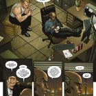 Zwei Männer im Büro. Dialoge erzählen von einer freien Wohnung und einem Problem. Einer sitzt, isst und telefoniert.