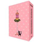 „Gokinjo Monogatari“ und „Ai Yazawa“ auf rosa Hintergrund. Eine Schneiderpuppe trägt ein Kleid; eine schwarze Katze daneben.