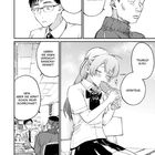 Ein Schüler mit Brille spricht über "Spica Tsumugi" in einem Klassenzimmer. Ein weiteres Mädchen isst ein Sandwich.