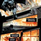 23:52:46:39 UHR. Batman rennt durch eine brennende Stadt, spricht mit Oracle. Gebäude in Flammen, Menschen in Gefahr.