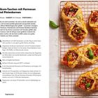 Rezept: „Tomate-Basilikum-Taschen mit Parmesan und Pinienkernen“. Rechts 4 goldbraune, gefüllte Blätterteigtaschen auf einem Gitter.