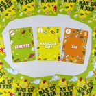Karten mit den Aufschriften: "LIMETTE", "MARACUJASAFT", "GIN". Bunte Illustrationen von Getränken und Früchten.