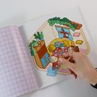 „Zeit zum Essen! Im Esszimmer letzten Schliff.“ Illustration: Cartoon-Tiere am Tisch, Pflanzen und Fenster. Hand blättert.