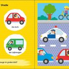 "Auf der Straße": Ein Polizeiauto, Auto, Fahrrad, Lieferwagen. Entdecke alle Fahrzeuge im Bild.  
Illustration von Fahrzeugen auf der Straße.