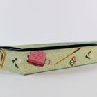 Ein Karton mit Illustrationen: Koffer, Billardkugeln, ein Billardqueue, Schachfiguren und ein Bildrahmen auf hellem Hintergrund.