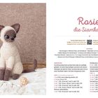 "Rosie, die Siamkatze" Anleitung links zeigt eine gehäkelte Katze in Beige und Braun mit großen Augen, umgeben von Körben.