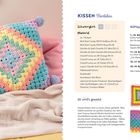 **KISSEN Harlekin**: Bunt gehäkeltes Kissen mit Pompons, Anleitung und Materialliste.
