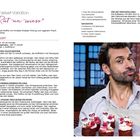 Text: Rezept für "Red Velvet Variation Kais 'Rot' un wiess". Links Zutatenliste. Rechts ein Mann, der Muffins präsentiert.