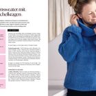 "Wolkensweater mit Kuschelkragen" ist oben zu lesen. Eine Frau trägt einen blauen, voluminösen Pullover mit hohem Kragen.