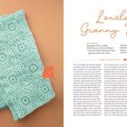 "Lorelais Granny Decke". Links mintfarbene, gehäkelte Decke auf braunem Hintergrund mit herbstlichen Blättern.
