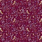 Dieses florale Muster zeigt Eulen und Vögel zwischen verschlungenen, blumigen Ranken auf dunkelrotem Hintergrund.