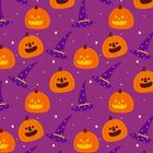 Illustration mit Kürbissen und lila Hexenhüten auf violettem Hintergrund, dekoriert mit kleinen weißen Sternen.