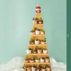 Nummern 1-25 auf gehäkelten Figuren angeordnet wie ein Baum; Figuren als Rentiere, Schneemänner, Pinguine und Bäume gestaltet.