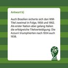 Antwort b) Brasilien gewann den WM-Titel 1958 und 1962. Italien verteidigte als erste Nation: 1934 und 1938. Unten ein Pokallogo.