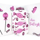 „die Süßigkeiten“ in rosa Schrift. Illustration von Süßigkeiten, Krokodil und Lutschern in Rosa und Schwarz.