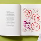 Links steht der Titel "IN LIEBLICHER BLÄUE...", rechts abstrakte Pinselstriche in Blau, Orange und Purpur auf Weiß.