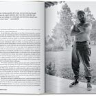 Zitat von Lee Lockwood über den Schlaf; Text über ein Gespräch mit Castro; Schwarzweißfoto von Castro, oben ohne, draußen.