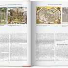 Linke Seite oben: "The Fall and Expulsion from Paradise", darunter "The Building of Noah's Ark". Rechte Seite oben: "Map of the World". Darunter erläuternder Text in Englisch.