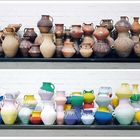 Oben traditionelle Tongefäße, unten dieselben Gefäße knallig bemalt in Rot, Gelb, Blau, und Grün.