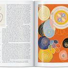 Texte beschreiben Kunstwerke und Skizzen von Hilma af Klint. Rechts dominieren bunte spiralförmige Muster auf orangefarbenem Hintergrund.